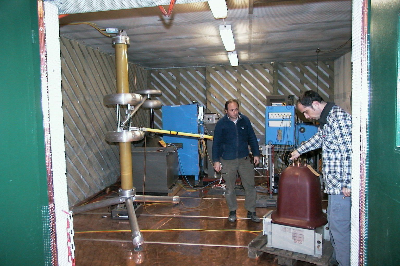 Shielded laboratory for AC voltage tests and partial discharge measurements
